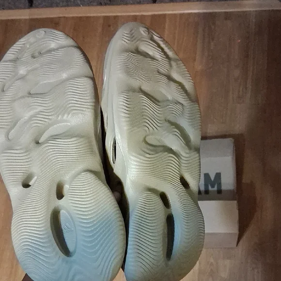adidas YZY Foam RNR Size 7 - Picture 3 of 3